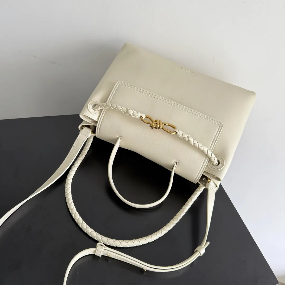 Batch 2360 BottegaVeneta Latest Ciao Ciao Bag Silky cowhide two-way flap handbag with signature twist detail, hidden hook closure, flap can be fastened to the front or attached to the INTRECCIATO woven interior pocket, comes with an adjustable and detachable crossbody strap, interior compartment, and also features a zippered pocket. The surprise flap has various shapes. Style 1 - Cover the bag surface and expose the knot decoration. Style 2 - Place the flap inside the bag. A buckle is also designed. Style 3 - The U-shaped position of the top handle in the hand bag. Style No.: 817231 Size: 34*26*15cm